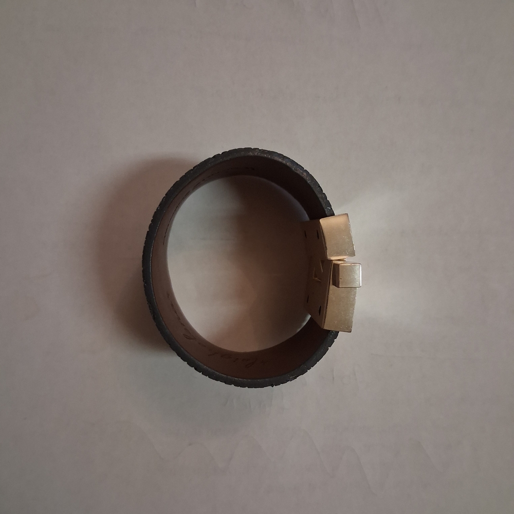 Leighelena Wide Black Textured Stingray Leather Cuff Bracelet - Picture 5 of 6